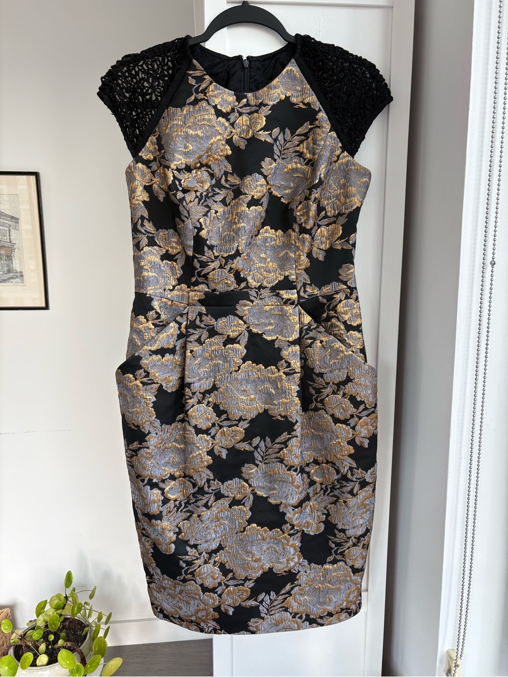 Carmen Marc Valvo Black Gold Brocade Sheath Dress Size 10 Metallic Cocktail
